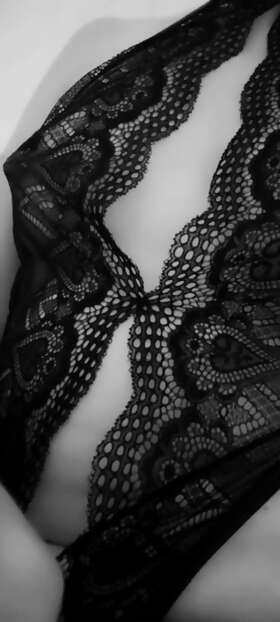 Photos de lingeries : Timide noir et blanc 