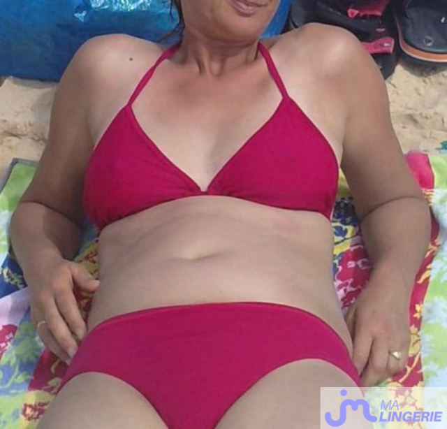 Photos de lingeries : Maillot de bain rouge……..