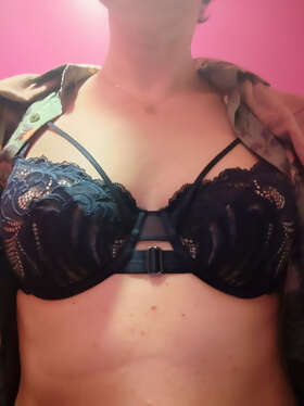 Photos de lingeries : petits seins enfermés