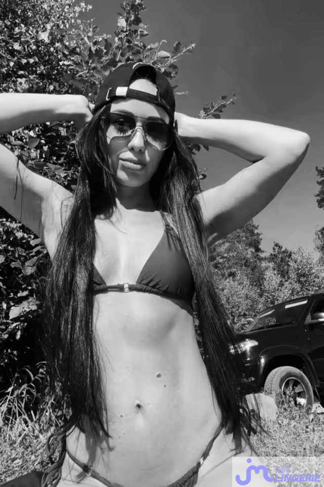 Photos de lingeries : Retour du soleil avec Aur&eacute;lia