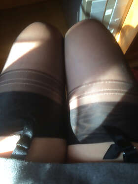 Photos de lingeries : Mes bas couture au bureau