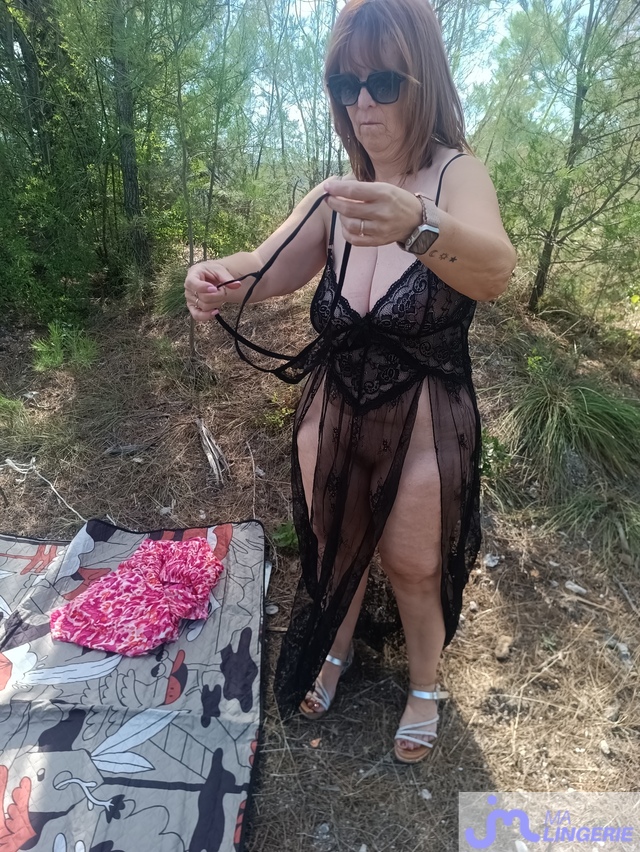 Photos de lingeries : lingerie dans la foret
